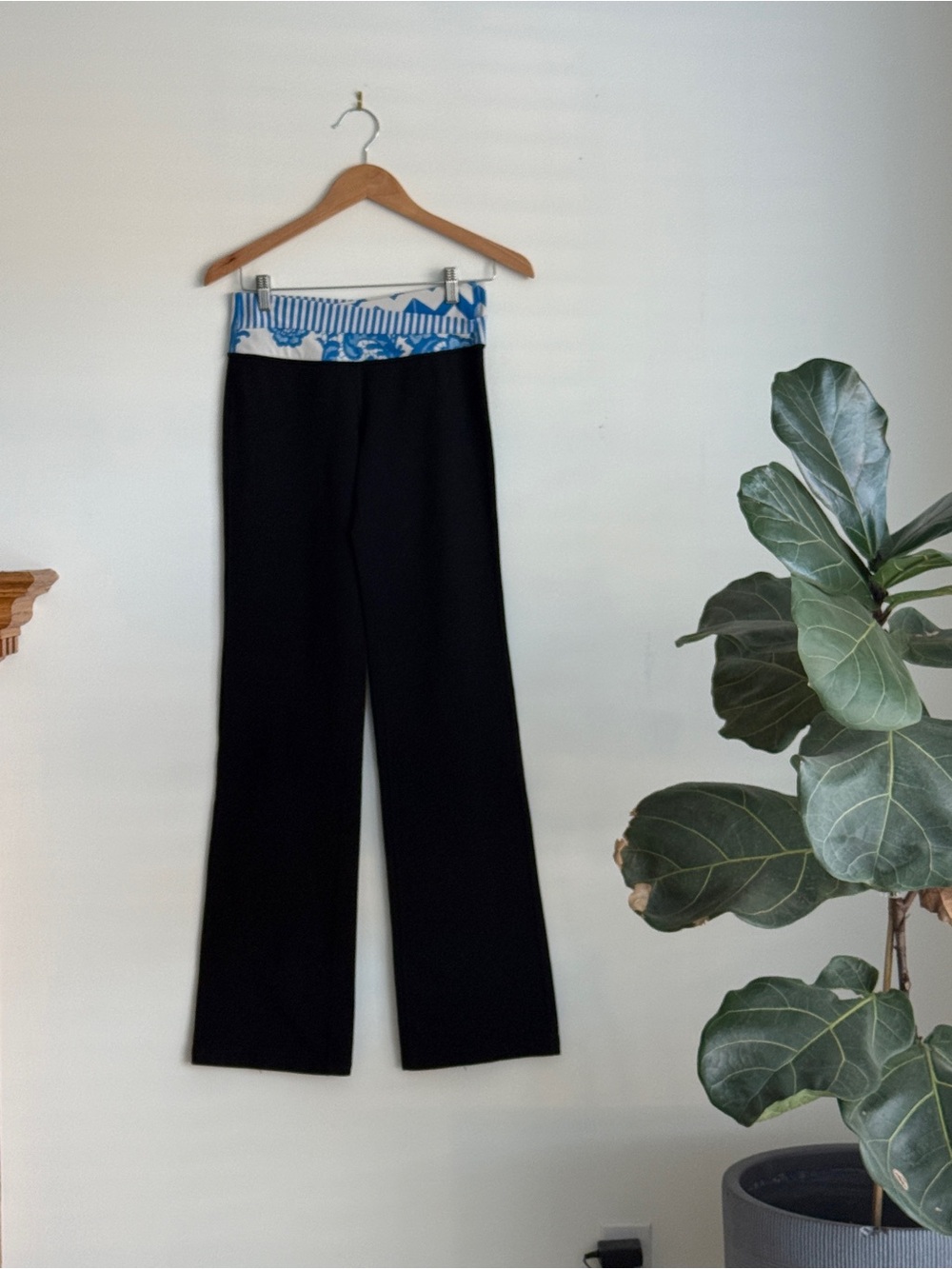 Vintage Lululemon Fold Over Waistband Yoga Pants Size 6 Black Blue Floral Print